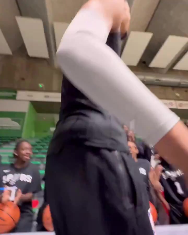 DB电子官网在巴黎人气很高！文班回到以前比赛的体育馆 为球迷签名合影