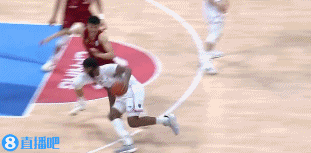 DB视讯官网😥被误伤好在问题不大！周琦&方硕篮下防守 后者打到周琦面部