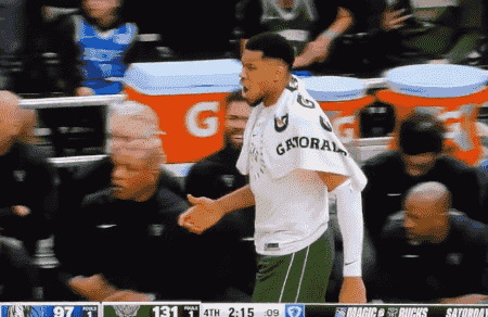 DB视讯百家乐🤣你大胆！字母哥不满判罚卷卷卷毛巾后抽打裁判 后者笑而不语