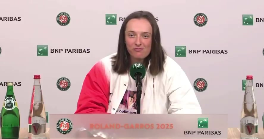 DB视讯官方登录入口绷不住了🤣斯瓦泰克被问想打莱巴金娜or奥斯塔彭科，自己先笑场